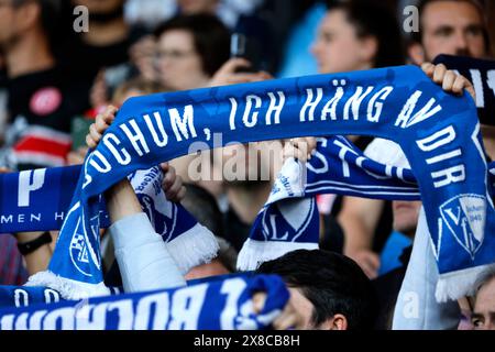 Bochum, Deutschland, 1. Fußball - BL, retrocessione, Hinspirel VFL Bochum: Fortuna Düsseldorf 0-3 ore 23 05. 2024 im Vonovia Ruhrstadion a Bochum Bochumer fan zeigen ihre Fanschals foto: Norbert Schmidt, Düsseldorf Foto Stock