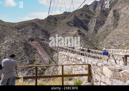 Viaggi in Messico; le persone che attraversavano il ponte Ojuela, o ponte Mapimi, finirono nel 1898 per accedere alla miniera di Ojuela dall'insediamento minerario; Ojuela, Mapimi, Messico Foto Stock