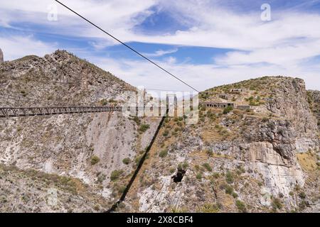 Il ponte Ojuela, il ponte sospeso Ojuela o il ponte Mapimi terminarono nel 1898 per accedere alla miniera di Ojuela dall'insediamento minerario; Ojuela, Mapimi, Messico Foto Stock