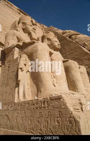 Regina Nefertari (più piccola statua), Colossi di Ramses II, Sun tempio di Abu Simbel Egitto Foto Stock