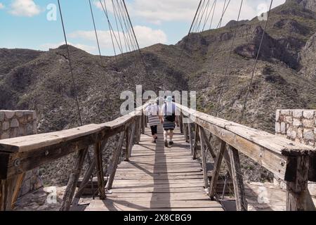 Viaggi in Messico; le persone che attraversavano il ponte Ojuela, o ponte Mapimi, finirono nel 1898 per accedere alla miniera di Ojuela dall'insediamento minerario; Ojuela, Mapimi, Messico Foto Stock