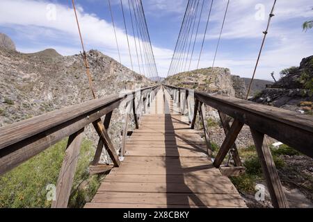 Il ponte Ojuela, il ponte sospeso Ojuela o il ponte Mapimi terminarono nel 1898 per accedere alla miniera di Ojuela dall'insediamento minerario; Ojuela, Mapimi, Messico Foto Stock