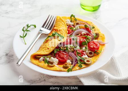 omelette con pomodoro, feta cipolla e rucola. sana dieta keto colazione a basso contenuto di carb Foto Stock