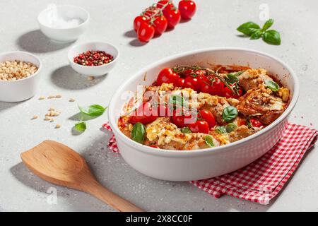 cosce di pollo con pomodori al formaggio feta e pinoli, pasto sano Foto Stock