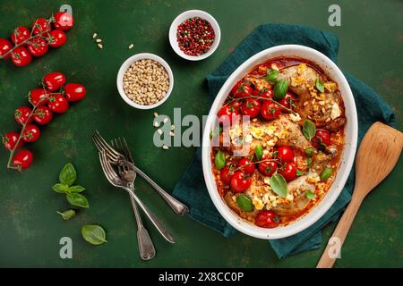 cosce di pollo con pomodori al formaggio feta e pinoli, pasto sano Foto Stock