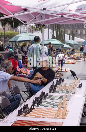 Gente che gioca a scacchi fuori, città del Messico scena Street; città del Messico, città del Messico, Messico Foto Stock