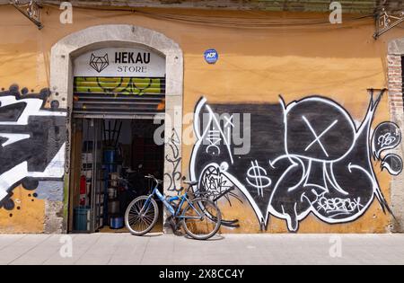 Graffiti di città del Messico su un muro, e una bicicletta fuori da un negozio, città del messico, Messico Foto Stock