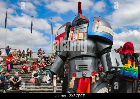 Londra, Regno Unito. 24 maggio 2024. Un personaggio del gioco di battaglia Warhammer in un costume che pesa più di 20 chili di pose. MCM Comic con torna all'Excel di Londra questo fine settimana. Cosplayer, fan di anime, fumetti, giochi e film si riuniscono per questo grande evento di tre giorni dal 24-26 maggio. Crediti: Imageplotter/Alamy Live News Foto Stock