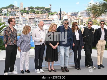 Hugh Skinner, Nicole Garcia, Fabrice Luchini, Catherine Deneuve (in Chanel), Christophe Honoré (in Prada), chiara Mastroianni (in Céline), Benjamin Biolay, Melvil Poupaud Photocall del film 'Marcello mio' 77° Festival di Cannes 22 maggio 2024 crediti:Jacky Godard/Photo12 Foto Stock