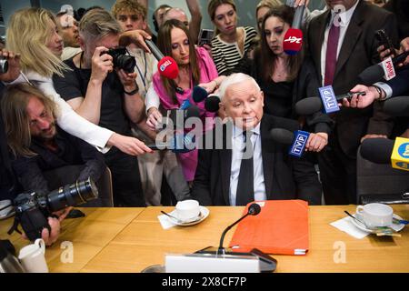 Jaroslaw Kaczynski è circondato da fotogiornalisti e cameraman poco prima dell'interrogatorio da parte della commissione parlamentare nel caso delle cosiddette elezioni della busta. Jaroslaw Kaczynski, il principale leader dell'opposizione polacca ed ex primo ministro, è stato interrogato dalla commissione investigativa parlamentare sul caso "elezioni busta”, che organizza le elezioni presidenziali. I membri della commissione vogliono determinare quale ruolo abbia svolto il leader della legge e della giustizia nel prendere decisioni sull'organizzazione e lo svolgimento delle "elezioni dell'busta” durante la pandemia di COVID-19 nel 2020, quando Foto Stock