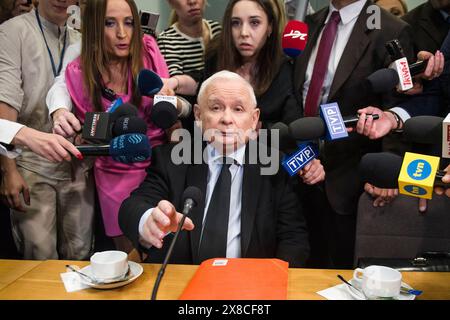Jaroslaw Kaczynski è circondato da fotogiornalisti e cameraman poco prima dell'interrogatorio da parte della commissione parlamentare nel caso delle cosiddette elezioni della busta. Jaroslaw Kaczynski, il principale leader dell'opposizione polacca ed ex primo ministro, è stato interrogato dalla commissione investigativa parlamentare sul caso "elezioni busta”, che organizza le elezioni presidenziali. I membri della commissione vogliono determinare quale ruolo abbia svolto il leader della legge e della giustizia nel prendere decisioni sull'organizzazione e lo svolgimento delle "elezioni dell'busta” durante la pandemia di COVID-19 nel 2020, quando Foto Stock