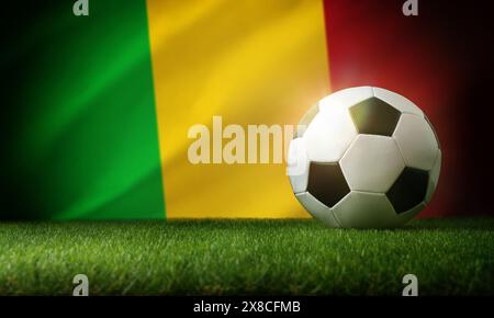 Composizione della nazionale del Mali con palla classica su erba e bandiera sullo sfondo. Vista dall'alto. Foto Stock