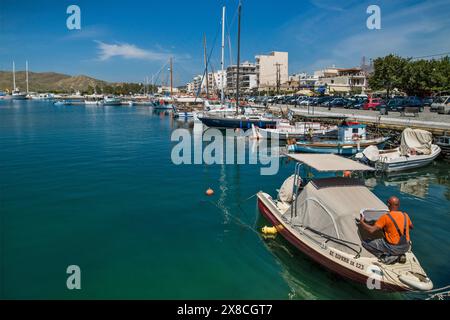 Barche ormeggiate al porto turistico nella città di Karystos, isola di Evia, regione della Grecia centrale, Grecia Foto Stock