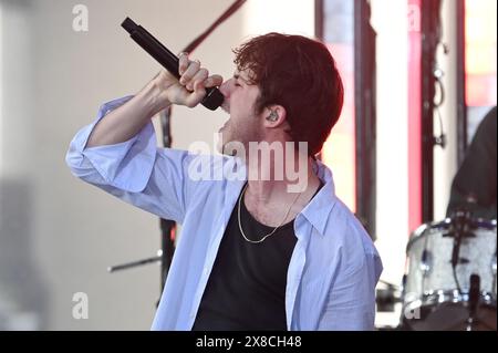 New York, Stati Uniti. 24 maggio 2024. Dylan Minnette dei "Wallows" si esibisce al "Today" show della NBC al Rockefeller Plaza, New York, NY, 24 maggio 2024. (Foto di Anthony Behar/Sipa USA) credito: SIPA USA/Alamy Live News Foto Stock