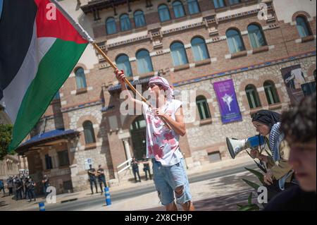 Uno studente pro palestinese viene visto sventolare una bandiera palestinese mentre prende parte a una protesta studentesca fuori dal rettorato dell'Università di Malaga. Decine di studenti filo-palestinesi uniti sotto il gruppo "Acampada UMA" (Acampada presso l'Università di Malaga) hanno continuato le loro proteste per chiedere la fine delle relazioni dell'Università di Malaga con Israele, di fronte al rettorato dell'Università. Nei prossimi giorni il governo spagnolo, insieme ai governi di Norvegia e Irlanda, riconoscerà lo stato della Palestina in mezzo alla fine delle relazioni diplomatiche tra Spagna e Israele. Foto Stock