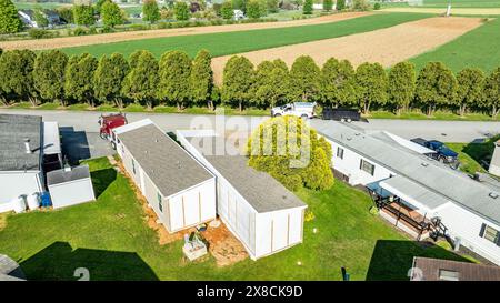 Vista aerea di un fabbricato, mobile, casa di prefab essendo rimosso da un lotto in un parco Foto Stock