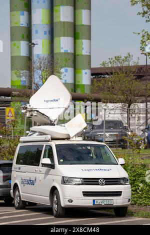 Veicolo di trasmissione televisiva per WDR, ARD, Das Erste, con antenna satellitare per trasmissioni televisive in diretta, a Duisburg, NRW, Germania Foto Stock