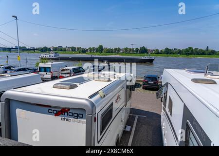 Parcheggio camper sulle rive del Reno, Düsseldorf am Rhein, parcheggio camper sulle rive del Reno, Rheinterrasse, Düsseldorf, Foto Stock