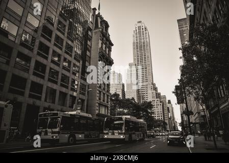 La vivace Fifth Avenue a Sepia Tones - Manhattan, New York City Foto Stock