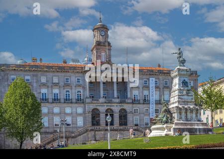 PORTO, PORTOGALLO - 11 APRILE 2024: Esterno del Palazzo della Borsa. Fu costruito nel 1834 dall'Associazione commerciale della città in stile neoclassico. Foto Stock