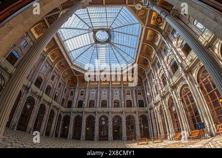 PORTO, PORTOGALLO - 10 APRILE 2024: Interno del Palazzo della Borsa (Palacio da Bolsa). Fu costruito nel 1834 dall'Associazione commerciale della città Foto Stock