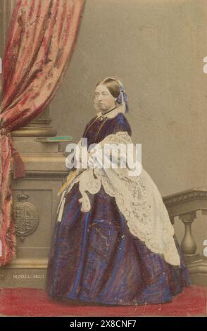 Antica carta di visite c1861 dipinta a mano, Regina Vittoria (1819-1901). Fu regina del Regno Unito di Gran Bretagna e Irlanda dal 1837 fino alla sua morte nel 1901. FONTE: CDV ORIGINALE Foto Stock