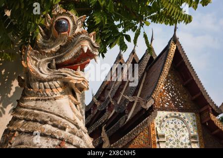 Thailandia Chiang Mai Ket Karam tempio Wat (Ket Karam), statua del drago Foto Stock