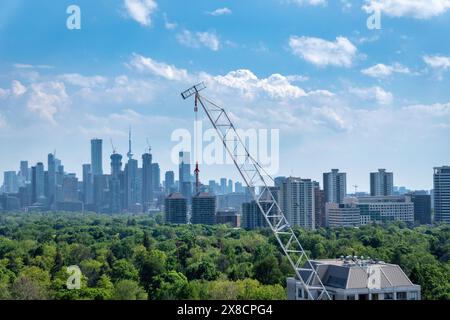 Toronto, Ontario/Canada: 21 maggio 2024: Gru da costruzione nel centro città, e molte altre gru per la costruzione di edifici alti sono visibili dal centro città Foto Stock