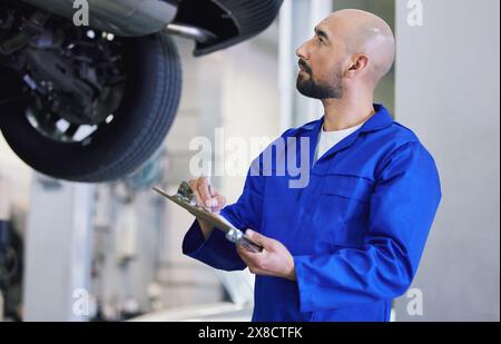 Uomo, ingegnere meccanico e redazione con appunti per l'assistenza, l'elenco di controllo o il rapporto sulla riparazione del veicolo in officina. Uomo o meccanico con appunti Foto Stock