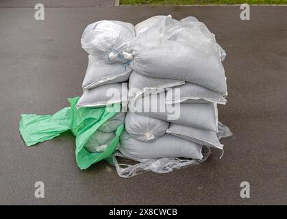 Pila di sacchetti con stoccaggio di materiale sfuso in strada Foto Stock