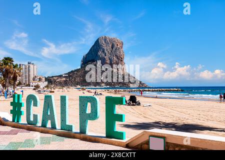 Calpe con scritta, spiaggia, passeggiata e la roccia Penon de Ifach a Calp sullo sfondo, Provincia di Alicante, Comunità Valenciana, Spagna Foto Stock