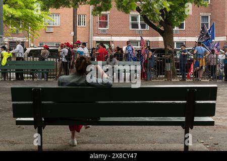 Bronx, Stati Uniti. 23 maggio 2024. Una donna guarda i sostenitori di Trump aspettare in fila durante un evento elettorale con l'ex presidente degli Stati Uniti Donald Trump a Crotona Park nel Bronx. Credito: SOPA Images Limited/Alamy Live News Foto Stock