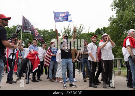 Bronx, Stati Uniti. 23 maggio 2024. I sostenitori di Trump aspettano in fila per partecipare all'evento della campagna con l'ex presidente degli Stati Uniti Donald Trump al Crotona Park nel Bronx. (Foto di Derek French/SOPA Images/Sipa USA) credito: SIPA USA/Alamy Live News Foto Stock