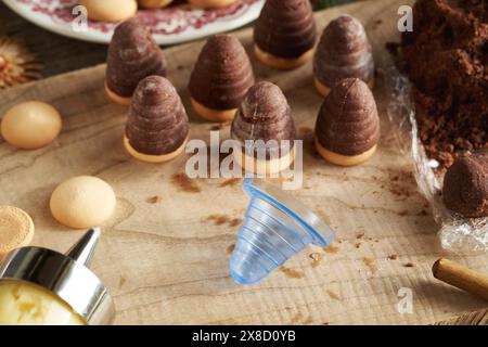 Filtra nidi di vespa o alveari fatti in casa, tradizionali biscotti di Natale cechi senza forno, con crema di eggnog Foto Stock