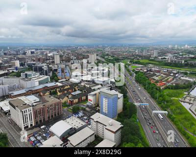 Vista aerea con droni di Glasgow nord e dell'autostrada M8 Foto Stock