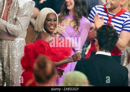 Colonia, Germania. 24 maggio 2024. Motsi Mabuse, membro della giuria, si erge sulla pista da ballo durante la finale della diciassettesima stagione dello spettacolo RTL "Let's Dance" al Coloneum. Crediti: Rolf Vennenbernd/dpa/Alamy Live News Foto Stock
