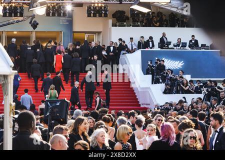 Cannes, Francia. 17 maggio 2024. Una vista mostra il tappeto rosso per la prima di Types of Kind of Kind of Kind durante il 77° Festival de Cannes a Cannes, Francia, il 17 maggio 2024 (foto di Alessandro Bremec/NurPhoto). Crediti: NurPhoto SRL/Alamy Live News Foto Stock