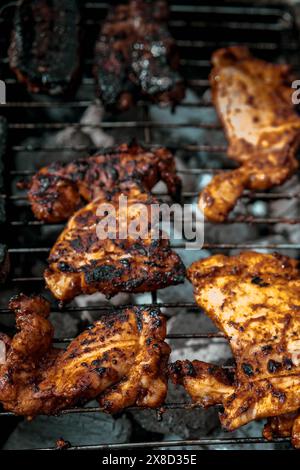 Cosce di pollo grigliate al barbecue Foto Stock