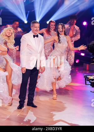Colonia, Germania. 24 maggio 2024. Joachim Llambi, membro della giuria, balla con i ballerini professionisti nella finale della diciassettesima stagione dello spettacolo di danza RTL 'Let's Dance' al Coloneum. Crediti: Rolf Vennenbernd/dpa/Alamy Live News Foto Stock