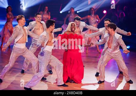 Colonia, Germania. 24 maggio 2024. Motsi Mabuse, membro della giuria, balla tra i ballerini professionisti nella finale della 17° stagione dello spettacolo RTL "Let's Dance" al Coloneum. Crediti: Rolf Vennenbernd/dpa/Alamy Live News Foto Stock