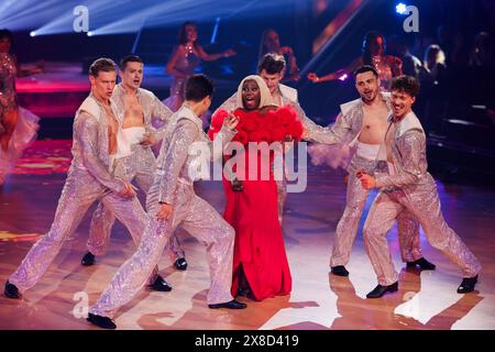 Colonia, Germania. 24 maggio 2024. Motsi Mabuse, membro della giuria, balla tra i ballerini professionisti nella finale della 17° stagione dello spettacolo RTL "Let's Dance" al Coloneum. Crediti: Rolf Vennenbernd/dpa/Alamy Live News Foto Stock