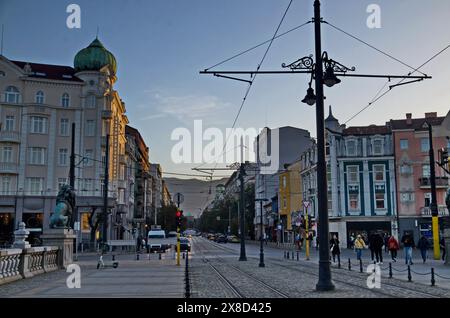 Vista panoramica del Ponte dei leoni sul fiume Vladaya dal 1889 con sculture di leoni, antichi edifici, intersezione e percorso per tram e traffico Foto Stock