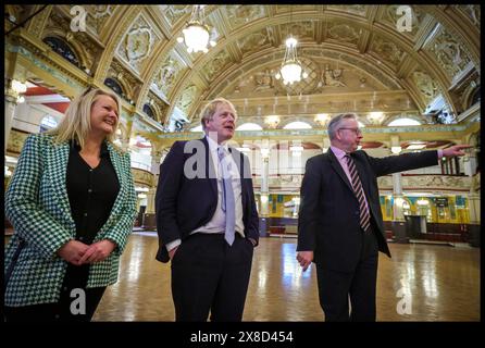 Blackpool, Regno Unito. 3 febbraio 2022. Immagine © concessa in licenza a Parsons Media. 03/02/2022. Blackpool, Regno Unito. Il primo ministro Boris Johnson fa visita a Blackpool. Il primo Ministro Boris Johnson accompagnato dal Segretario di Stato per il livellamento, gli alloggi e le comunità; il Ministro delle relazioni intergovernative Michael Gove si reca a Blackpool e Bolton per celebrare il lancio del Libro bianco Levelling Up. Qui si visita il Winter Gardens Conference Centre. Foto di Credit: andrew parsons/Alamy Live News Foto Stock
