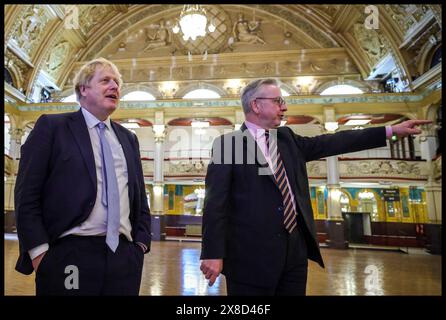 Blackpool, Regno Unito. 3 febbraio 2022. Immagine © concessa in licenza a Parsons Media. 03/02/2022. Blackpool, Regno Unito. Il primo ministro Boris Johnson fa visita a Blackpool. Il primo Ministro Boris Johnson accompagnato dal Segretario di Stato per il livellamento, gli alloggi e le comunità; il Ministro delle relazioni intergovernative Michael Gove si reca a Blackpool e Bolton per celebrare il lancio del Libro bianco Levelling Up. Qui si visita il Winter Gardens Conference Centre. Foto di Credit: andrew parsons/Alamy Live News Foto Stock