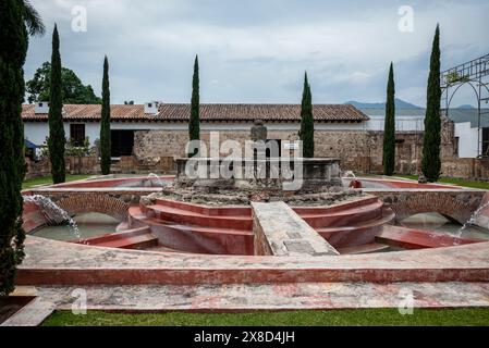 Chiostro principale e fontana d'acqua, chiesa e monastero di Santo Domingo, un monastero in rovina del XVI secolo, distrutto nel 1773 da Santa Marta Foto Stock