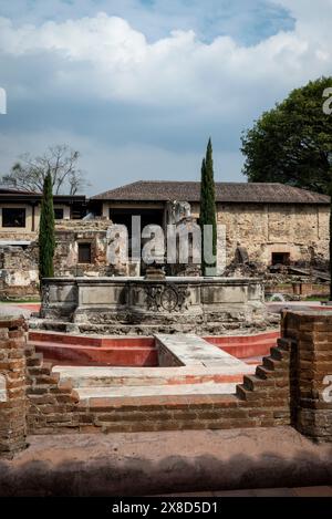 Chiostro principale e fontana d'acqua, chiesa e monastero di Santo Domingo, un monastero in rovina del XVI secolo, distrutto nel 1773 da Santa Marta Foto Stock