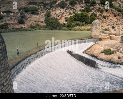 Vista della diga di una centrale idroelettrica sul Guadalhorce all'inizio del Caminito del Rey nel sud della Spagna, Andalusia, vicino a Malaga, Gree Foto Stock