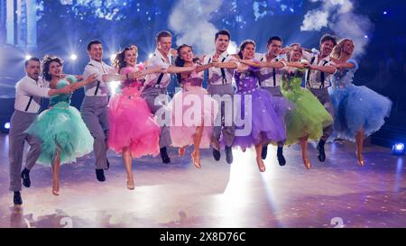 Colonia, Germania. 24 maggio 2024. I ballerini professionisti ballano nella finale della diciassettesima stagione dello spettacolo di danza RTL "Let's Dance" nel Coloneum. Crediti: Rolf Vennenbernd/dpa/Alamy Live News Foto Stock
