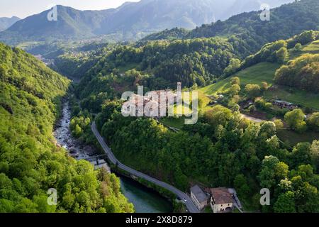 Veduta aerea di Cornello dei tasso, incantevole borgo antico nella valle di Brembana, provincia di Bergamo, Lombardia, Italia Foto Stock