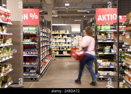 Berlino, Germania. 24 maggio 2024. Un cliente fa acquisti in un supermercato a Berlino, Germania, il 24 maggio 2024. Secondo l'Ufficio federale di statistica (Destatis) di venerdì, la Germania ha registrato una leggera crescita economica nel primo trimestre (Q1) del 0,2% rispetto al trimestre precedente. Crediti: Ren Pengfei/Xinhua/Alamy Live News Foto Stock